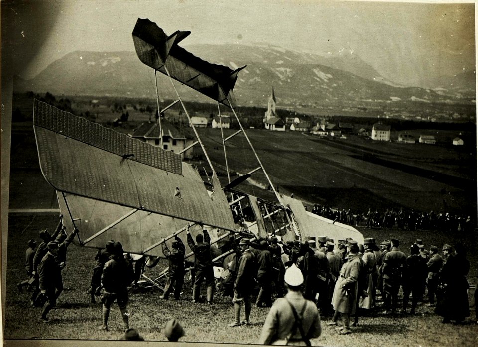Das zur Landung gezwungene Itl.Flugzeug bei Maria Gail. (BildID 15499861)