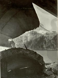 Das Werk Raibl am Lago del Predil (Raibler See). Zerstörte Decke des Werkes mit Ausblick auf den Lago del Predil (Raibler See) (BildID 15463962)