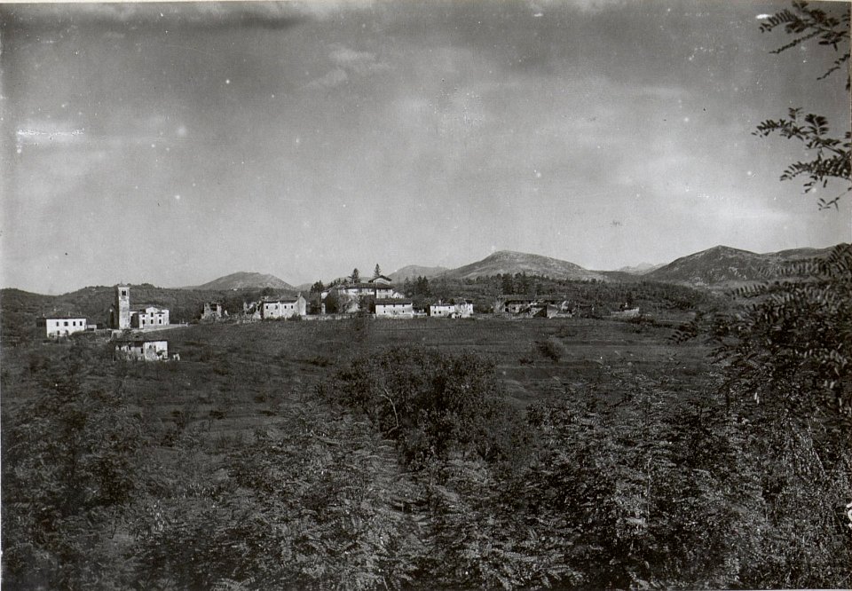 Das zerschossene Dorf Vogersko im Hintergrund Mte.Gabriele und Daniele. (BildID 15602402)