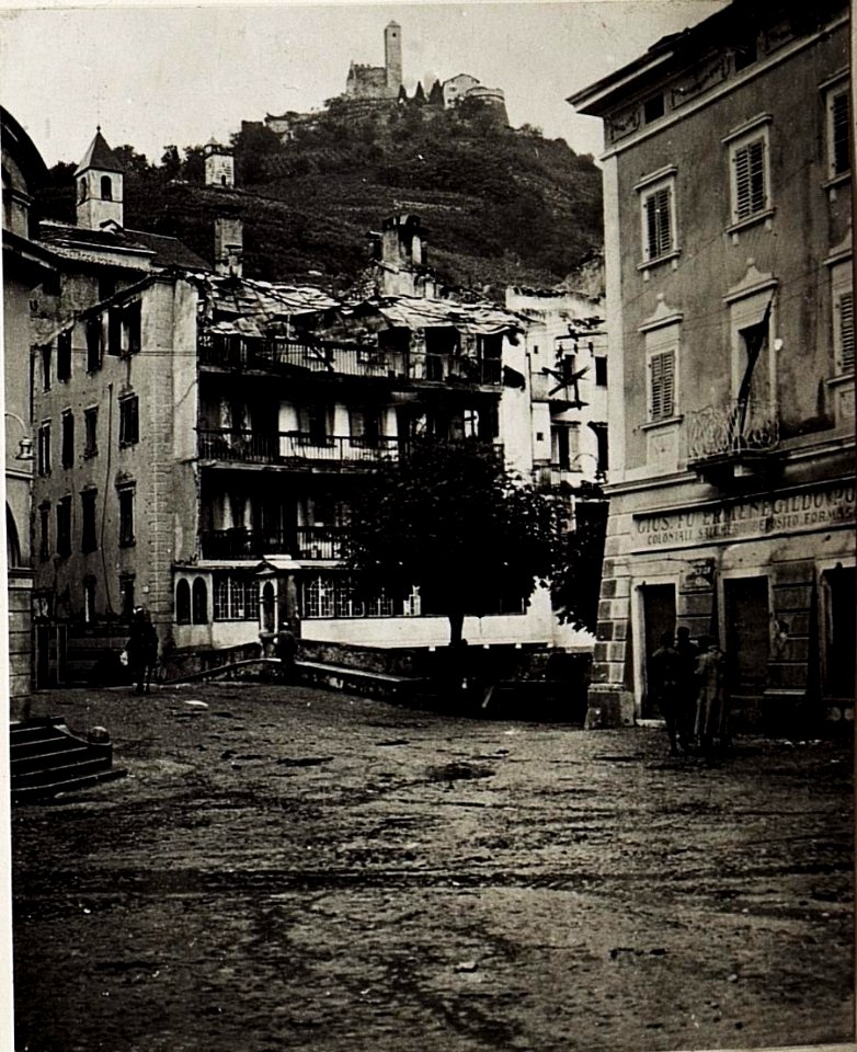 Das zerstörte Hauptplatz. (BildID 15575347)