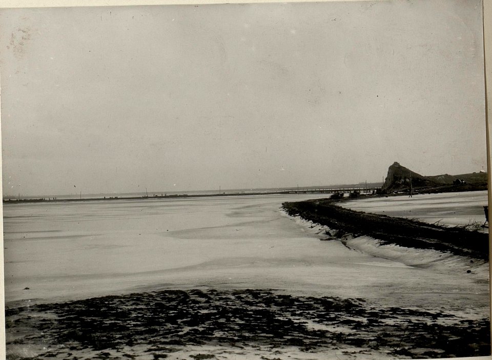 Das überschwemmte Tal des Styr bei Czekno-, Wolhynien,- Im Hintergrunde die von unseren Pionieren erbaute Hochwasserbrücke. Aufgenommen am 22. Jänner 1916, als der Styr Zugefroren war und eine tragfäh (BildID 15541028)