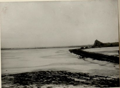 Das überschwemmte Tal des Styr bei Czekno-, Wolhynien,- Im Hintergrunde die von unseren Pionieren erbaute Hochwasserbrücke. Aufgenommen am 22. Jänner 1916, als der Styr Zugefroren war und eine tragfäh (BildID 15541028)
