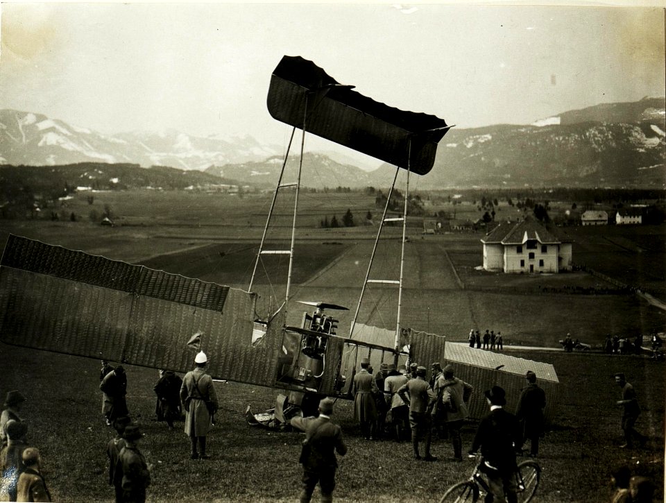 Das zur Landung gezwungene Itl.Flugzeug bei Maria Gail. (BildID 15499847)