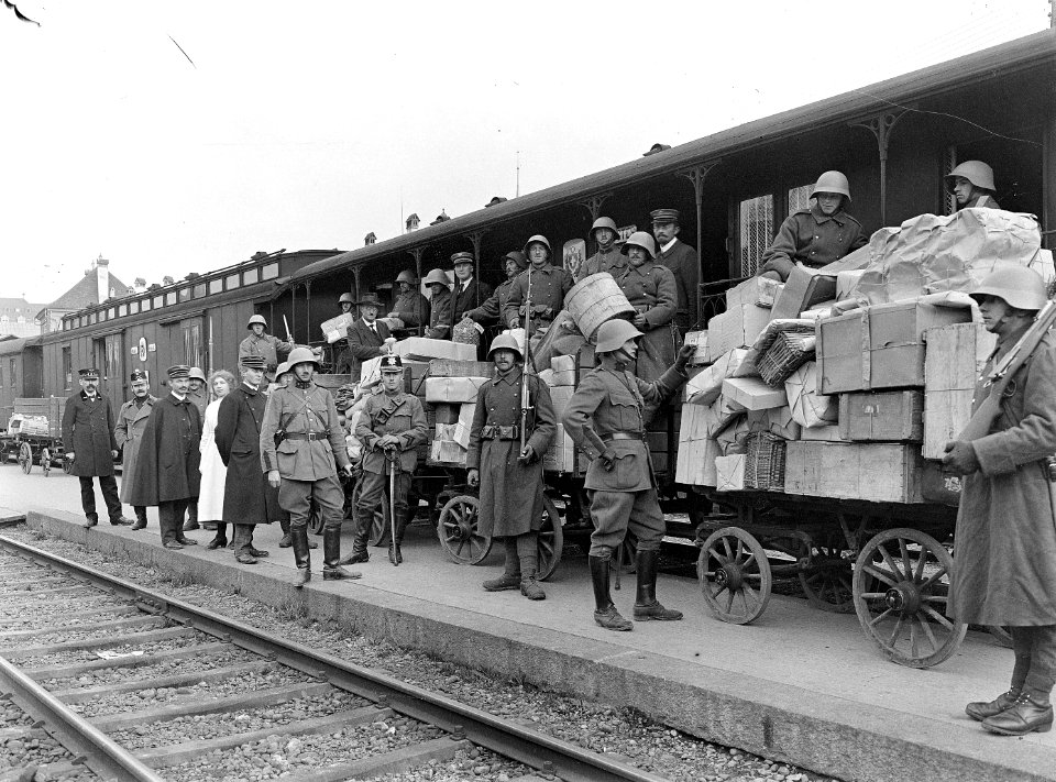 Das Verladen der Bahnpost wird während des Landesstreiks bewacht - CH-BAR - 3241482