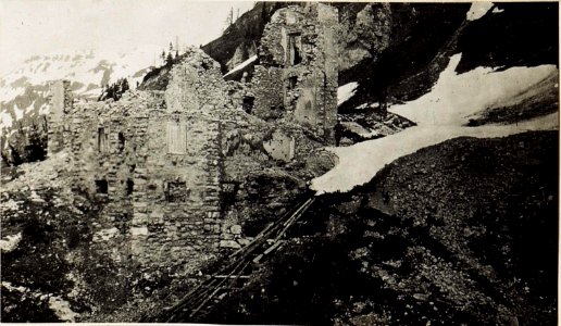 Das zerschossene Bambergerhaus in der Fedajastellung, aus dem Schützengraben gesehen. (BildID 15584956)