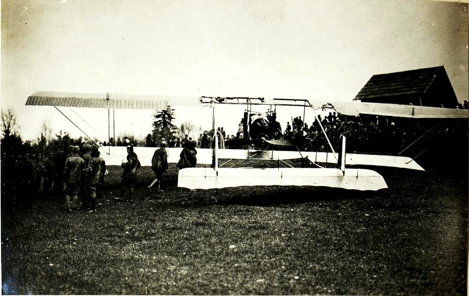 Das zur Landung gezwungene itl.Flugzeug bei Maria Gail. Umlegen desselben. (BildID 15499889)