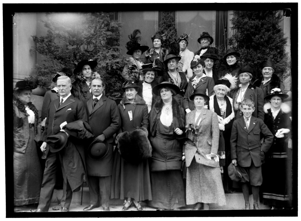 DAUGHTERS OF AMERICAN REVOLUTION. GROUP BEFORE D.A.R. BUILDING. MRS. MARY S. LOCKWOOD WITH WHITE FUR-TRIMMED COAT AND WHITE PLUME, NEAR FRONT RIGHT LCCN2016866774