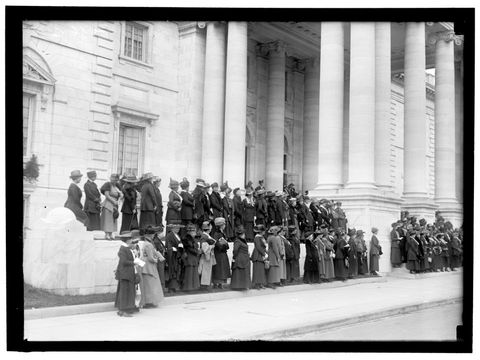 DAUGHTERS OF AMERICAN REVOLUTION. OPENING OF D.A.R. CONGRESS. FROM 2ND FRONT LEFT, MRS. MARY S. LOCKWOOD, PEN FOUNDER OF D.A.R. 4TH FROM LEFT MRS. J.A. VAN ORSDEL, HEAD OF CHILDREN OF LCCN2016869837