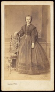 Daveluy, Edouard Alexis - carte de visite, Portret van een jonge vrouw, staand naast stoel