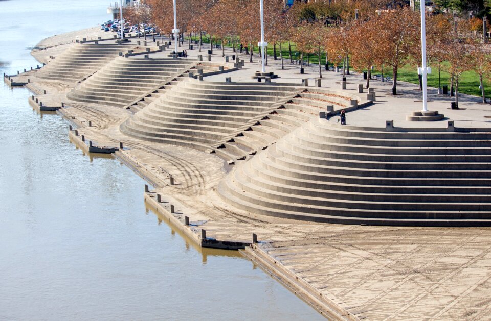 Serpentine wall travel river