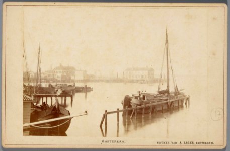 De Nieuwe Stadsherberg in het IJ. Gezien vanaf de Prins Hendrikkade in westelijke richting photo