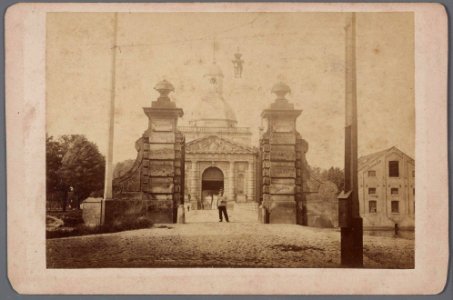De Muiderpoort gezien door de hamei vanuit het Muiderbosje, met rechts de meekrap- of garancinefabriek (1851-1885)