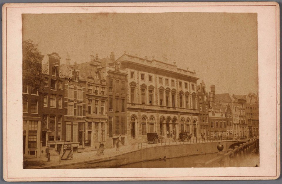 De Nieuwezijds Voorburgwal 178-202 met het postkantoor zonder de Donkere Sluis naar het Singel die in 1857verdween