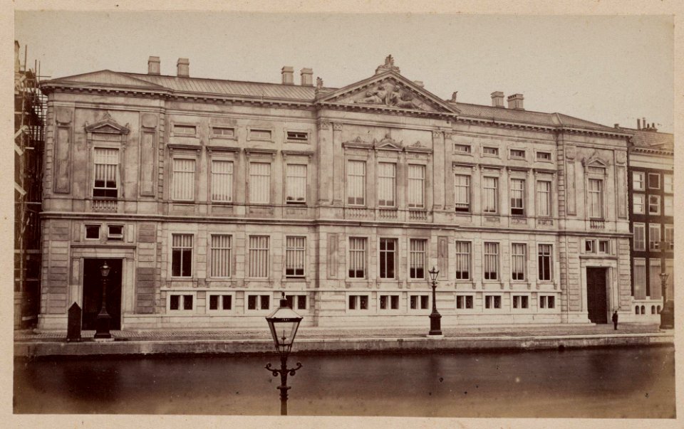 De Nederlandsche Bank, Oude Turfmarkt 127-129, met links de kraamkliniek in aanbouw