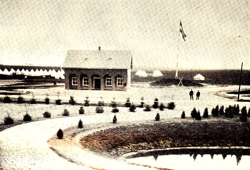 De Nederlandse vlag en de hoofdwacht. Het kamp van 1899 - kopie