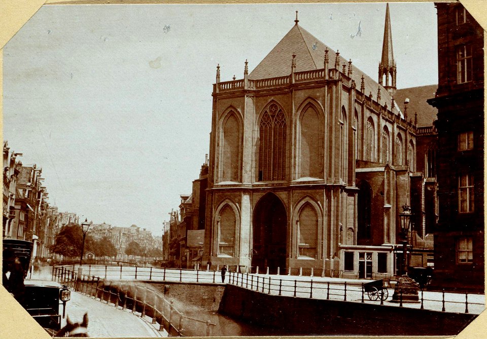 De Nieuwezijds Voorburgwal met in het midden de Nieuwe Kerk voor de restauratie en rechts een deel van het Koninklijk Paleis