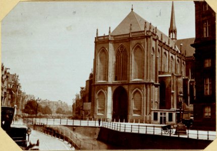 De Nieuwezijds Voorburgwal met in het midden de Nieuwe Kerk voor de restauratie en rechts een deel van het Koninklijk Paleis photo
