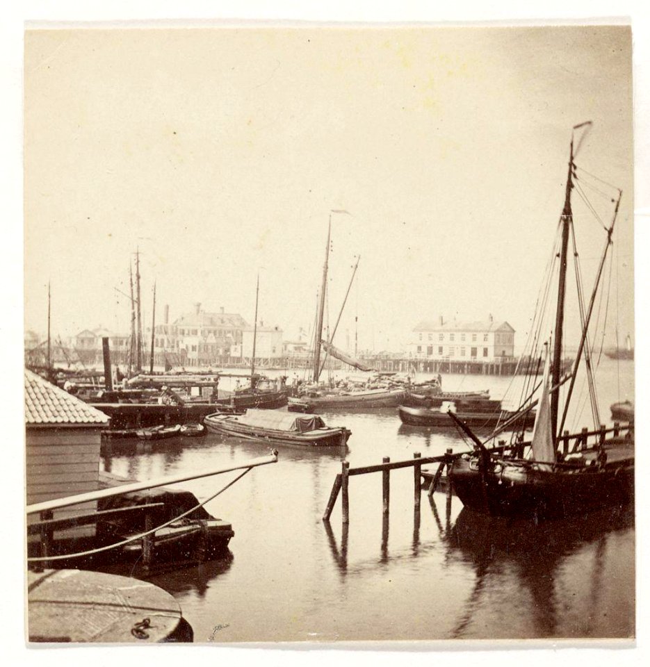 De Nieuwe Stadsherberg in het IJ, gezien in westelijke richting. Het gebouw is in december 1871 afgebroken
