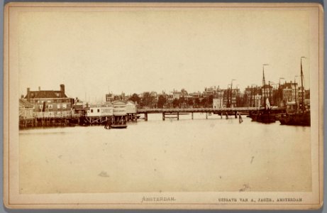 De Nieuwe Stadsherberg in het IJ. Gezien in oostelijke richting naar de Prins Hendrikkade photo