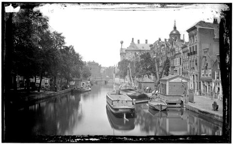 De Nieuwezijds Voorburgwal met de oude Bloemenmarkt en de Pijpenmarkt photo