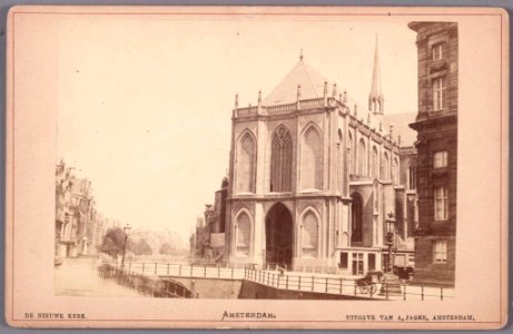 De Nieuwezijds Voorburgwal met in het midden de Nieuwe Kerk en rechts een deel van het Koninklijk Paleis-001