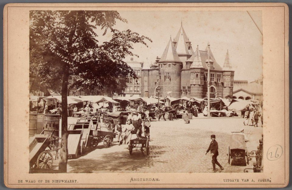 De Nieuwmarkt met de Waag, na de verbouwing van 1894