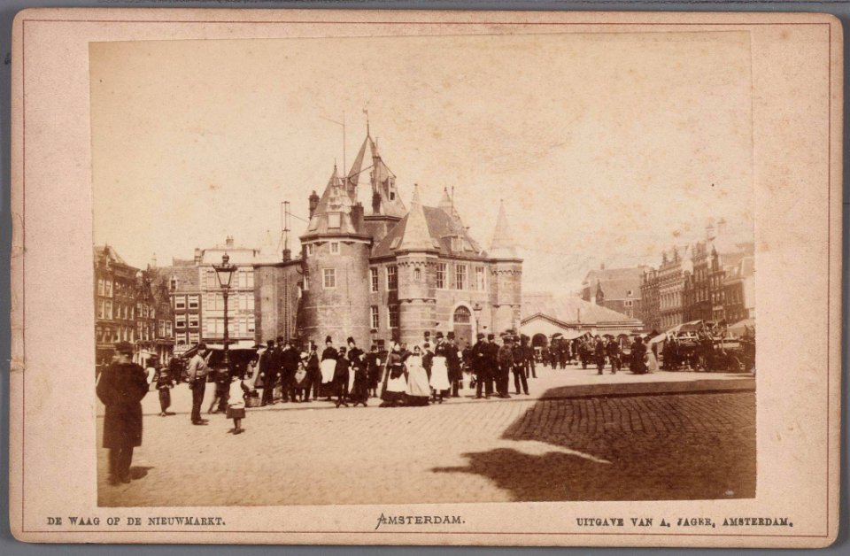 De Nieuwmarkt met de Waag, vóór de verbouwing van 1894