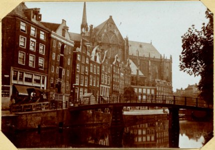 De nu gedempte Nieuwezijds Voorburgwal, gezien op de voormalige Sint Nicolaasbrug photo
