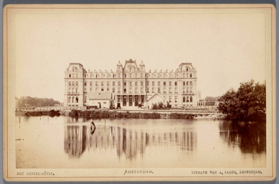 De oostgevel van het Amstel Hotel aan het Prof. Tulpplein, met op de voorgrond de Singelgracht-001
