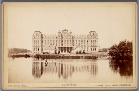De oostgevel van het Amstel Hotel aan het Prof. Tulpplein, met op de voorgrond de Singelgracht-001