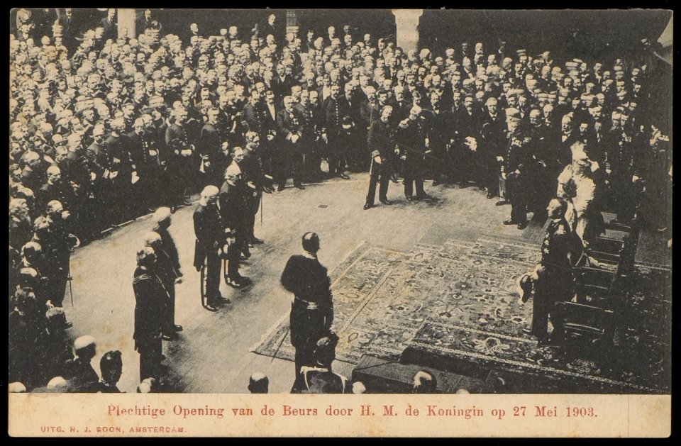 De opening door de koningin op 27 mei 1903 van de Beurs van Berlage, Damrak 277. Uitgave N.J. Boon, Amsterdam, Afb PBKD00314000004