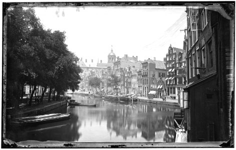 De Nieuwezijds Voorburgwal gezien in noordelijke richting naar de oude Pijpenmarkt, met op de achtergrond het Koninklijk Paleis photo