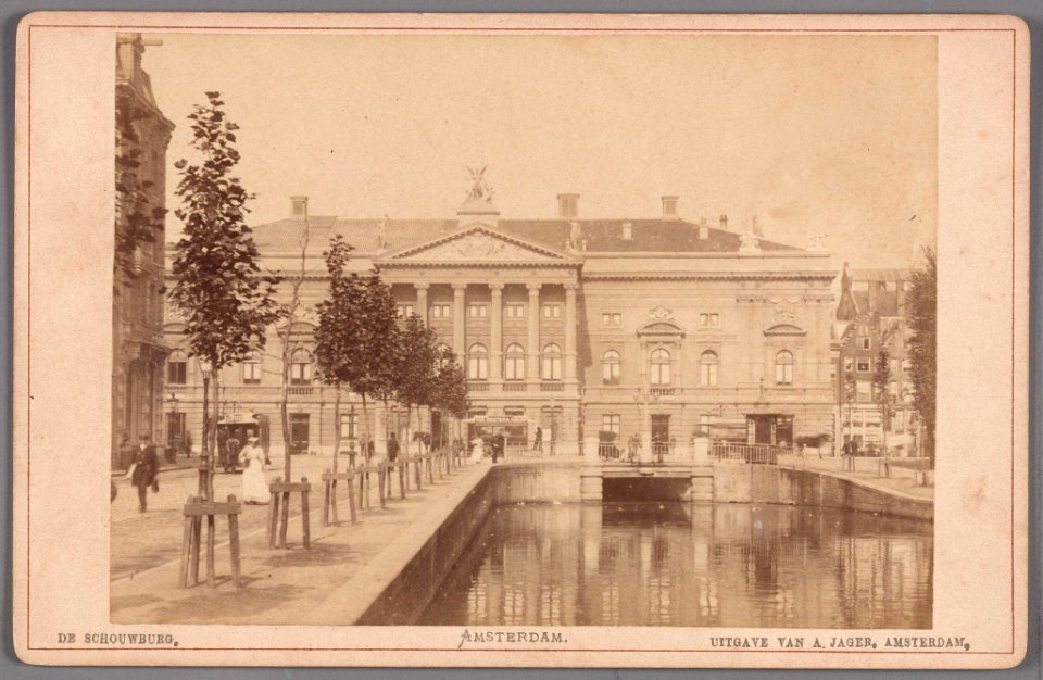 De oude Stadsschouwburg op het Leidseplein, gezien vanaf de Lijnbaansgracht (nu het Kleine-Gartmanplantsoen)