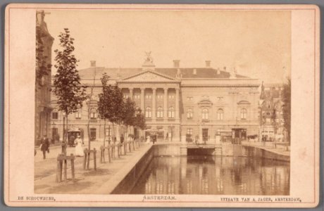 De oude Stadsschouwburg op het Leidseplein, gezien vanaf de Lijnbaansgracht (nu het Kleine-Gartmanplantsoen)