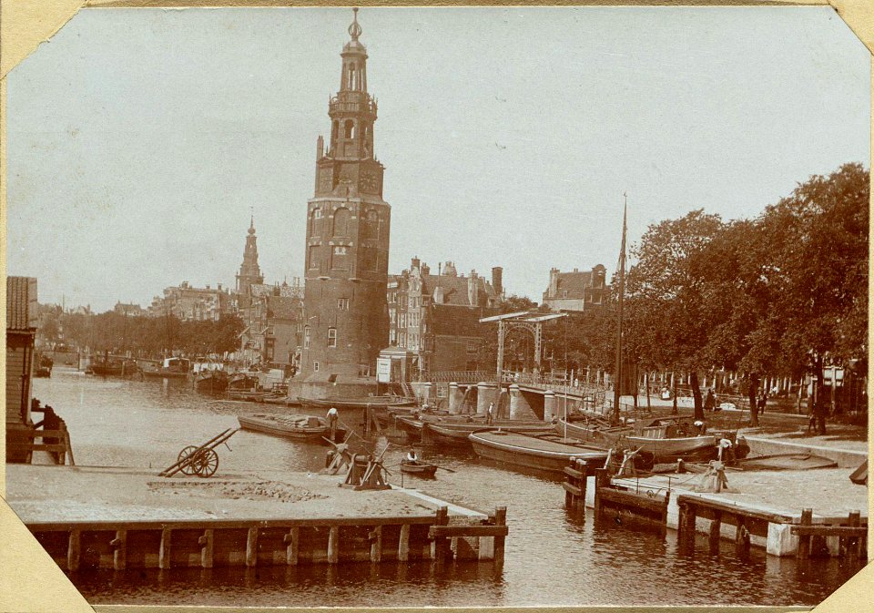 De Oudeschans, ziende op de Kalkmarkt, op het 's Gravenhekje en op de Montelbaanstoren