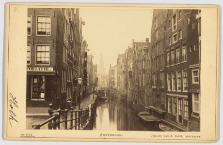 De Oudezijds Kolk gezien in zuidelijke richting vanaf de Prins Hendrikkade, met in het verschiet de toren van de Oude Kerk