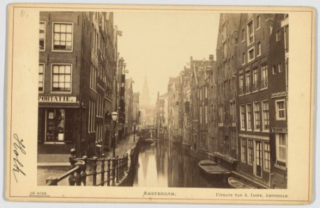 De Oudezijds Kolk gezien in zuidelijke richting vanaf de Prins Hendrikkade, met in het verschiet de toren van de Oude Kerk photo