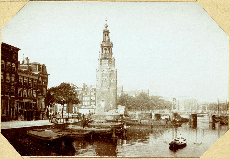 De Oosterse Kade (sic), ziende op de Montelbaanstoren, op de Oudeschans en op de Waal
