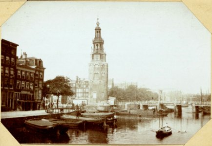 De Oosterse Kade (sic), ziende op de Montelbaanstoren, op de Oudeschans en op de Waal