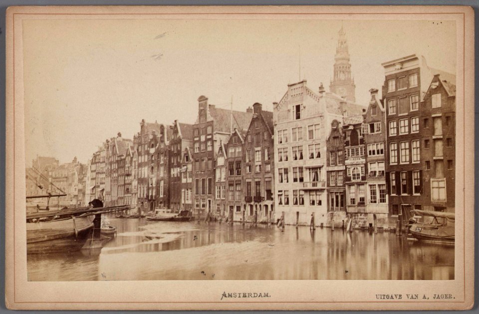 De oostzijde van het Damrak gezien in noordelijke richting vanaf de Papenbrug 002