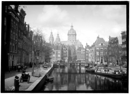 De Oudezijds Voorburgwal gezien naar de Armbrug (Brug 208), de Oudezijds Kolk en de rooms-katholieke Sint Nicolaaskerk