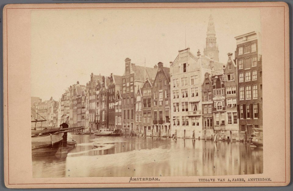 De oostzijde van het Damrak met de achterzijde van de huizen aan de Warmoesstraat, gezien in noordelijke richting vanaf de Papenbrug