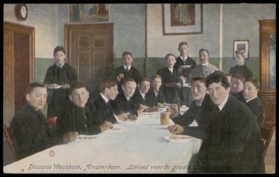De oudste werkjongens in het D.J.A. Weeshuis, Tesselschadestraat. Uitgave J. Vlieger, Amsterdam, Afb PBKD00177000005