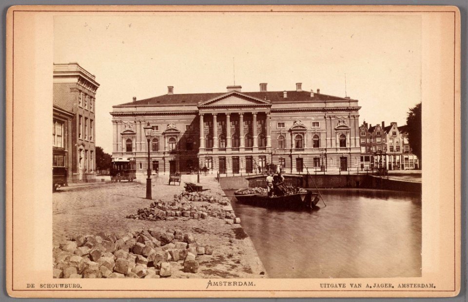 De oude Stadsschouwburg op het Leidseplein, gezien vanaf de Lijnbaansgracht (nu het Kleine-Gartmanplantsoen), na de uitbreiding van 1874-001