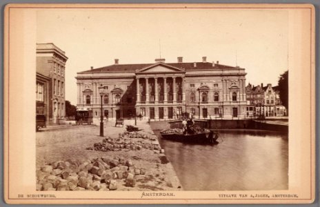 De oude Stadsschouwburg op het Leidseplein, gezien vanaf de Lijnbaansgracht (nu het Kleine-Gartmanplantsoen), na de uitbreiding van 1874-001