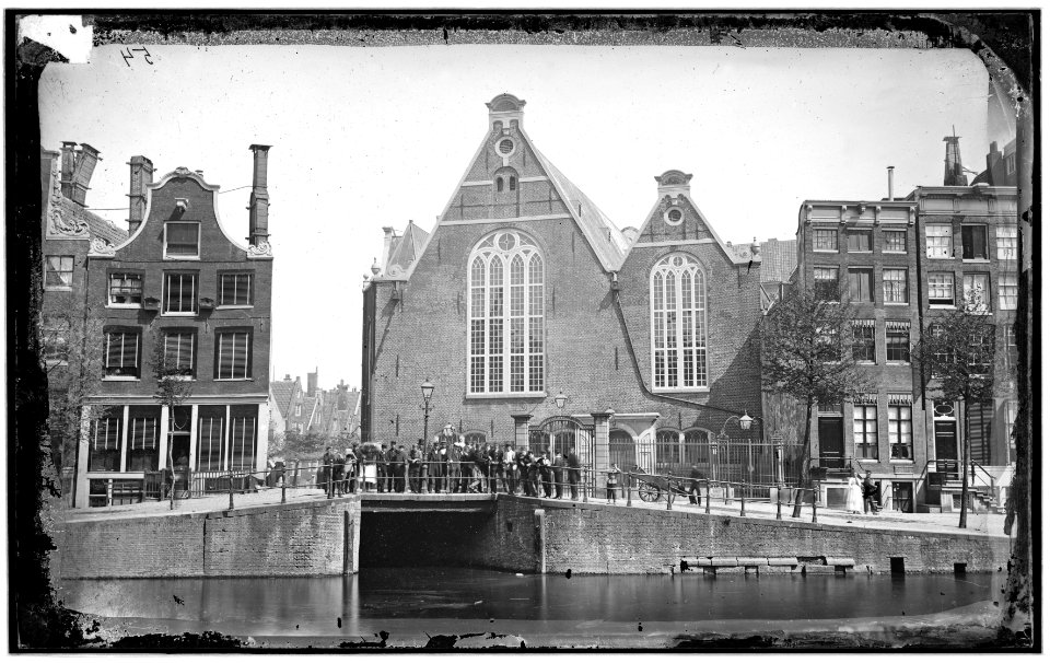 De Oude Lutherse Kerk, Singel 411, gezien vanaf het Singel, met op de voorgrond de ingang van het nog ongedempte Spui. Links Singel 407 (ged.) en 409, rechts Singel 413-415