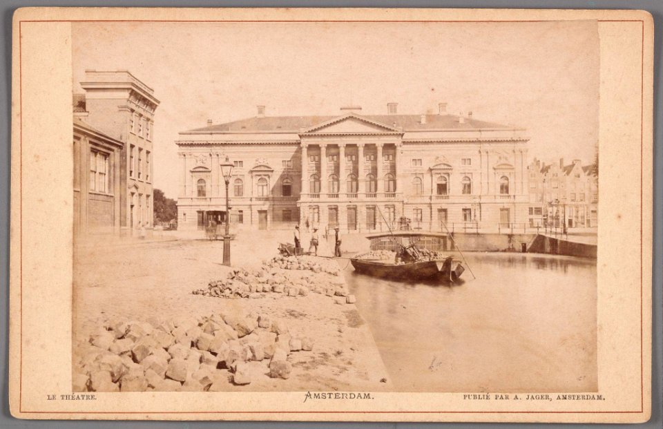 De oude Stadsschouwburg op het Leidseplein, gezien vanaf de Lijnbaansgracht (nu het Kleine-Gartmanplantsoen), na de uitbreiding van 1874