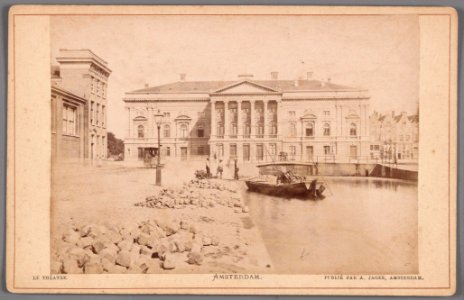 De oude Stadsschouwburg op het Leidseplein, gezien vanaf de Lijnbaansgracht (nu het Kleine-Gartmanplantsoen), na de uitbreiding van 1874