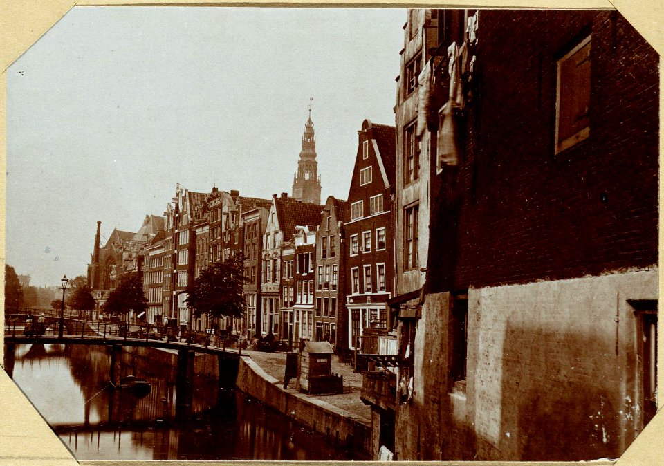 De Oude-Zijds-Voorburgwal, ziende van de Oude-Zijds Kolk naar het Oude Kerksplein