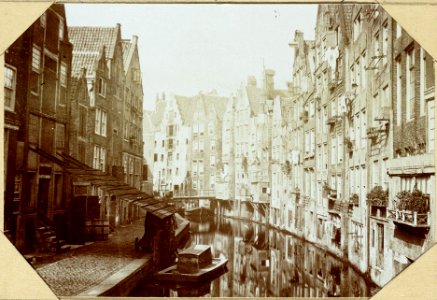 De Oudezijds Achterburgwal, genaamd het Kuipersgrachtje, ziende op de achtergevels van de huizen van de Zeedijk photo